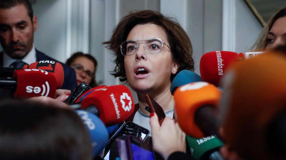 La vicepresidenta del Gobierno, Soraya Sáenz de Santamaría, en declaraciones a los medios este lunes.