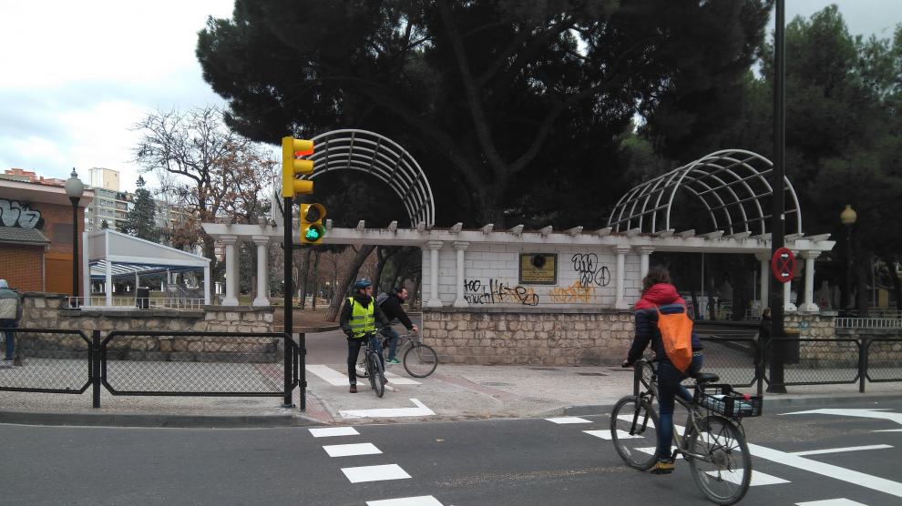 El nuevo carril bici desemboca justo en una de las entradas del parque Pignatelli.