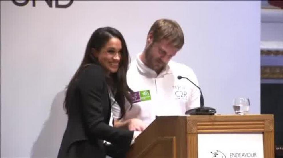 Vídeo Incidente simpático en los premios que entregó Meghan Markle