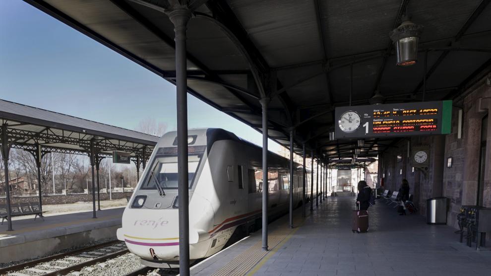 Un tren con destino a Valencia espera la orden de salida en la estación de Teruel.
