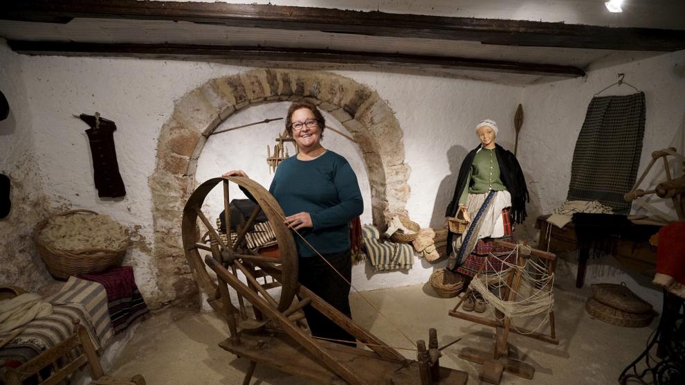 Carmen Leonor Pérez Nages, junto a una rueca de hilar en el museo sobre la lana que ha creado en su casa de turismo rural.