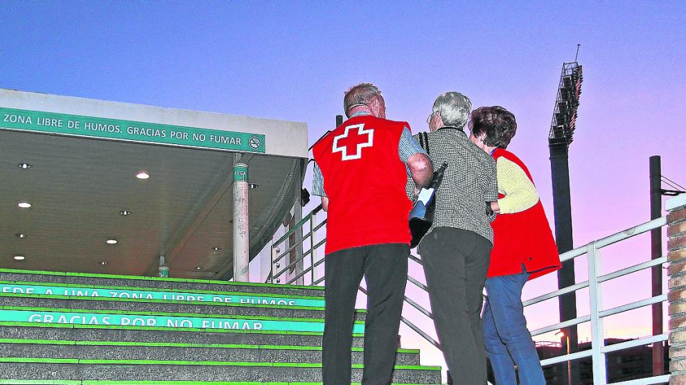 Mayores que ayudan a mayores. El programa de atención a la tercera edad de Cruz Roja en Zaragoza está formado por 12 técnicos especializados. Estos profesionales cuentan con la ayuda de decenas de voluntarios.Muchos de ellos son personas que ya han cumplido 65 años, con buena salud y ganas de ayudar a otros mayores.