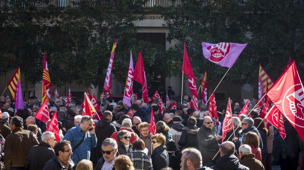 Cientos de pensionistas han llevado hoy su protesta a las puertas de la delegación del Gobierno en Zaragoza