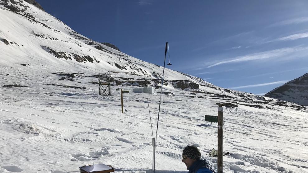 Corte de nieve realizado en el refugio de Góriz para tomar datos y medir el riesgo de aludes y otras circunstancias.