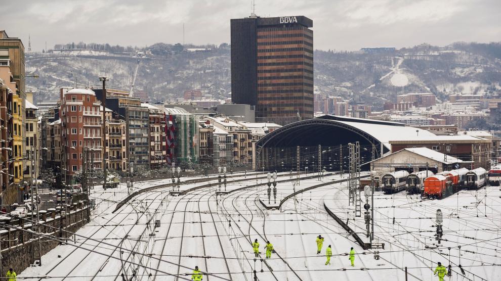 Operarios revisando el estado de las vías en Bilbao, donde la intensa nevada también ha ocasionado problemas.