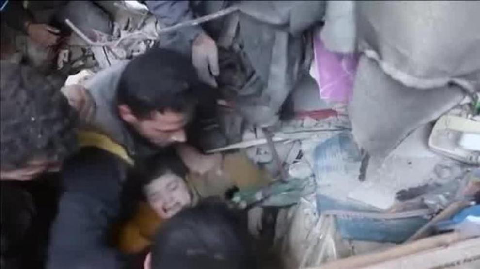 Angustioso rescate de un niño sirio atrapado tras un bombardeo