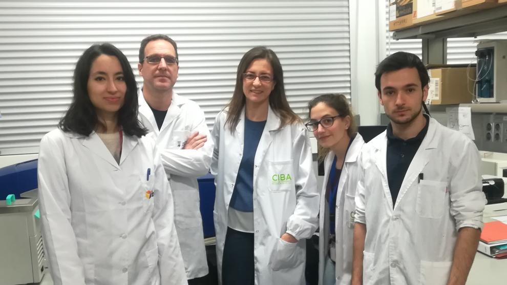 Una fotografía del grupo de investigadores del proyecto que dirige Olga Abian (en el centro) para impulsar la detección rápida y sencilla del cáncer de colon.