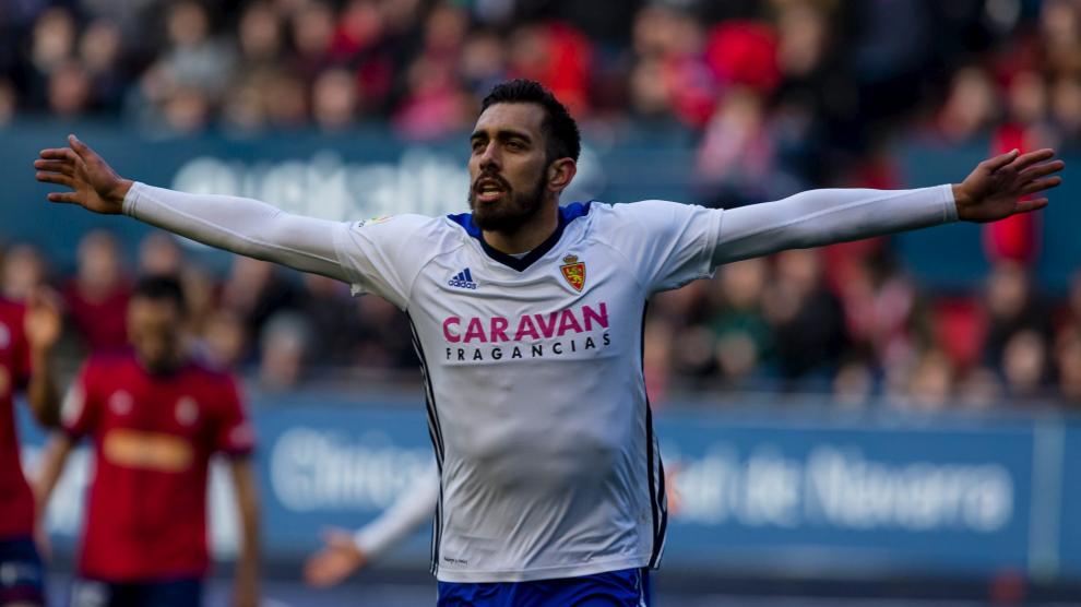 Borja celebra uno de sus goles en Pamplona a Osasuna