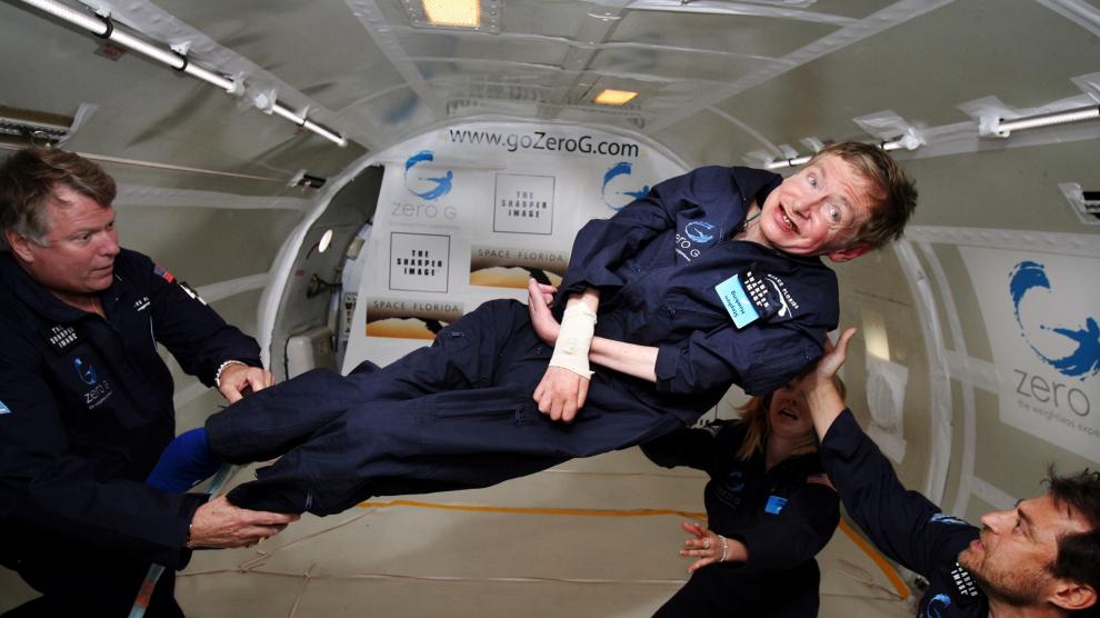 Stephen Hawking experimentó en 2007 la gravedad cero a bordo de un avión propiedad de la Zero Gravity Corporation. Su sueño era viajar al espacio
