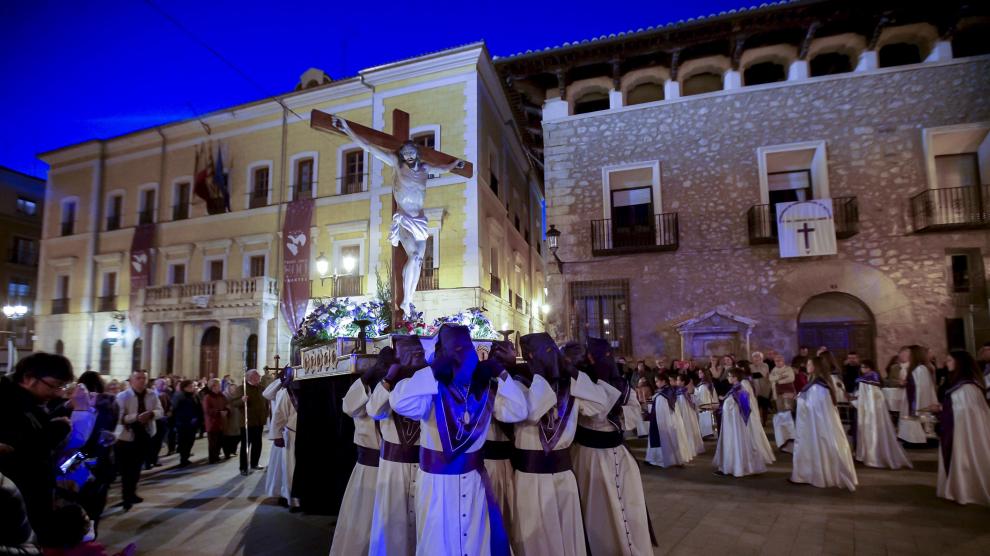 La peana del Cristo del Amor es llevado a hombros por la plaza de la Catedral.