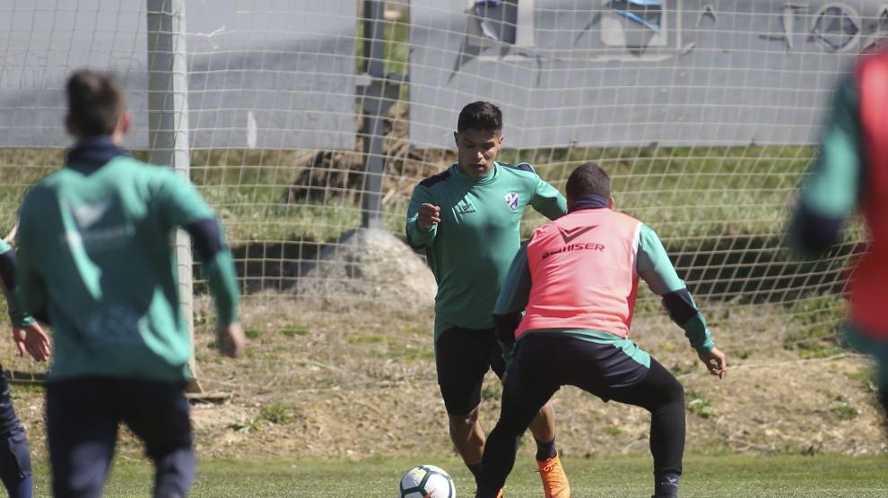 El delantero Cucho Hernández en el centro de la foto en un entrenamiento volverá a ser la gran referencia ofensiva del Huesca.