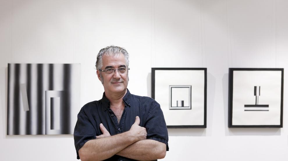 Sergio Abraín en una exposición de 2014. Al fondo, su mundo de tubos, de máquinas y geometría.