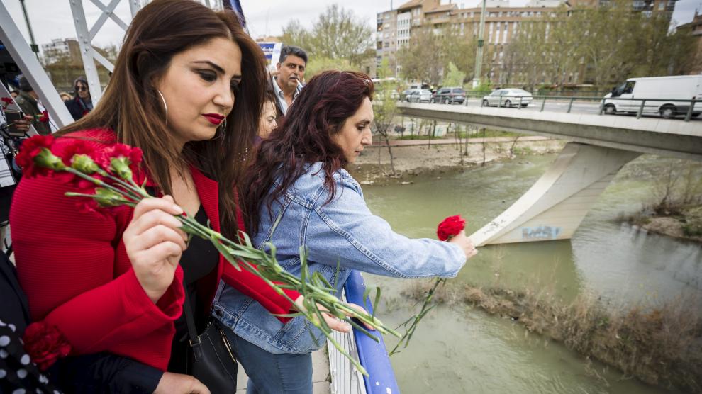 Asistentes a la ceremonia del río, celebrada ayer en el puente de Hierro de Zaragoza.