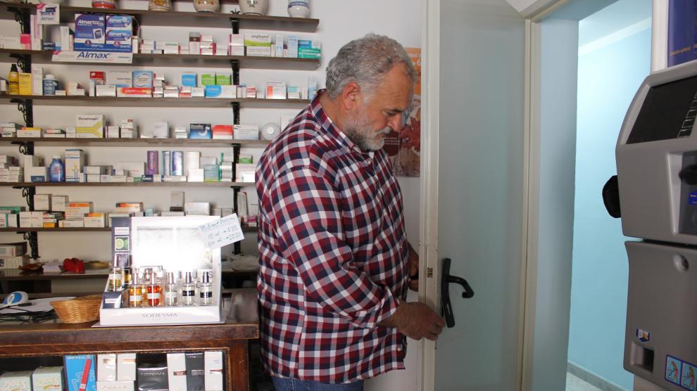 El alcalde de la localidad, Armando Sanjuan, muestra la puerta forzada para acceder a la zona de botiquín del mismo.