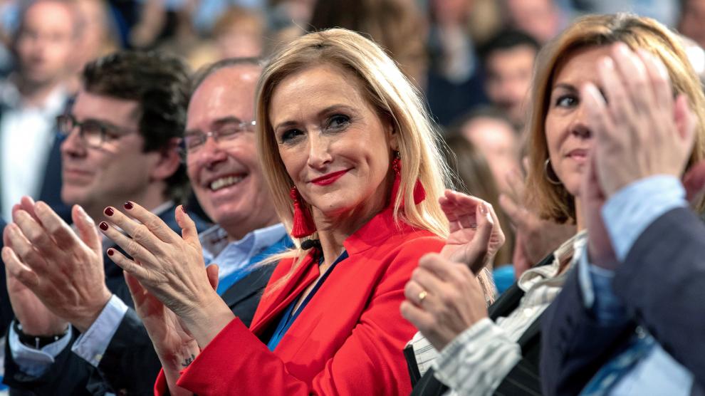 La presidenta de la Comunidad de Madrid, Cristina Cifuentes, aplaude durante la Convención Nacional del PP.