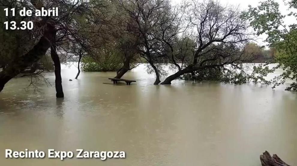 El Ebro baja con fuerza por Zaragoza