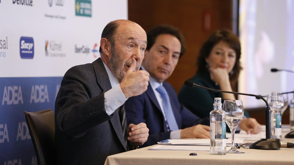 Alfredo Pérez Rubalcaba, en su intervención en Zaragoza en el foro de la Asociación de Directivos y Ejecutivos de Aragón, este jueves.