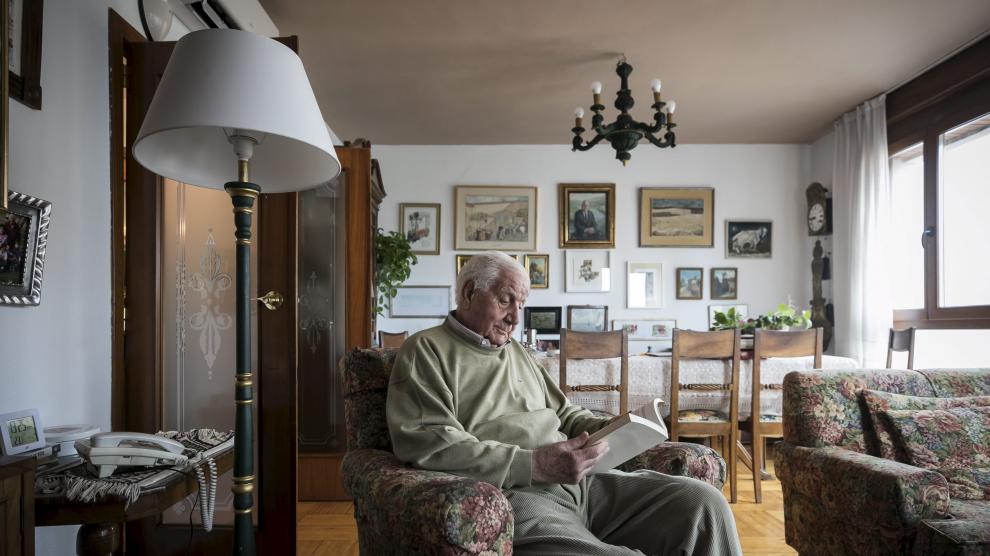 Juan Antonio Bolea Foradada, el primer presidente preautonómico de la DGA (abril de 1978-mayo de 1981), leyendo en su casa de Zaragoza.