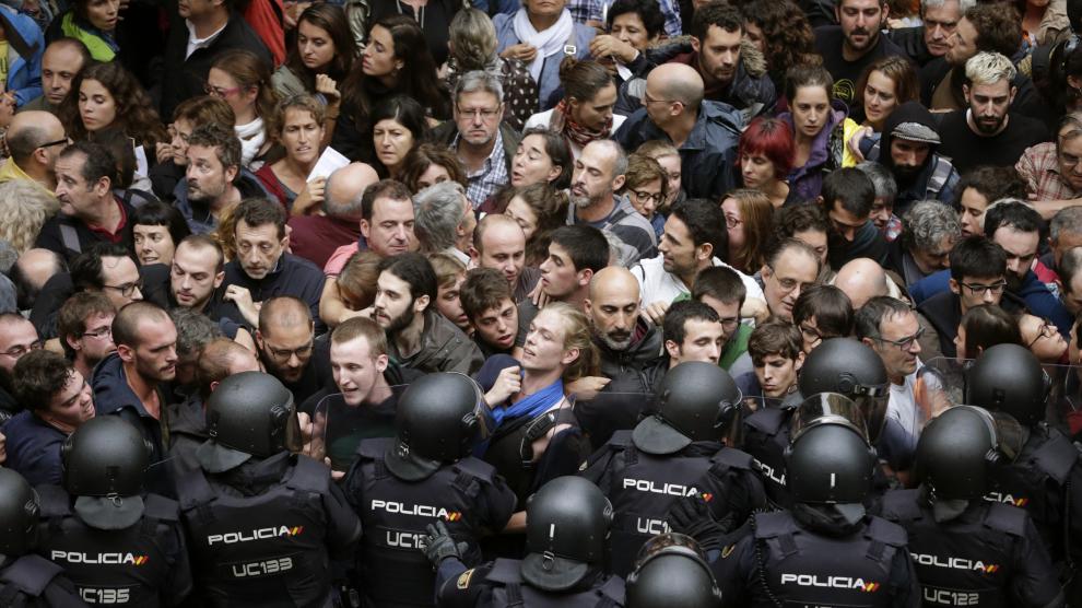 Agentes de la Policía Nacional en los alrededores del colegio Ramón Llull de Barcelona durante el 1-O.