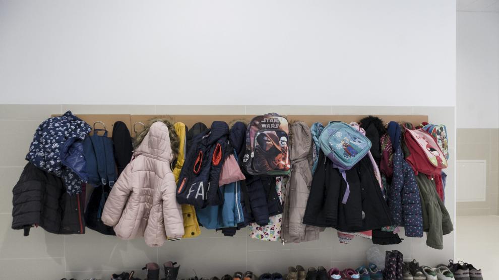 Abrigos y calzado de alumnos de infantil en un colegio de Zaragoza ciudad.