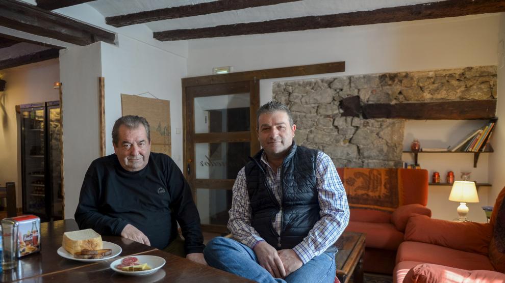 Fernando Sangüesa a la izquierda y Adolfo Juan, en la sala de estar del hostal Casa del Cura, que vuelve a funcionar.