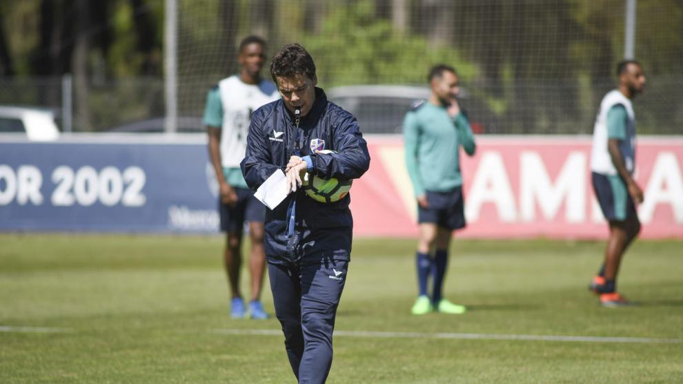 Rubi durante un entrenamiento de la SD Huesca en el IES Pirámide.