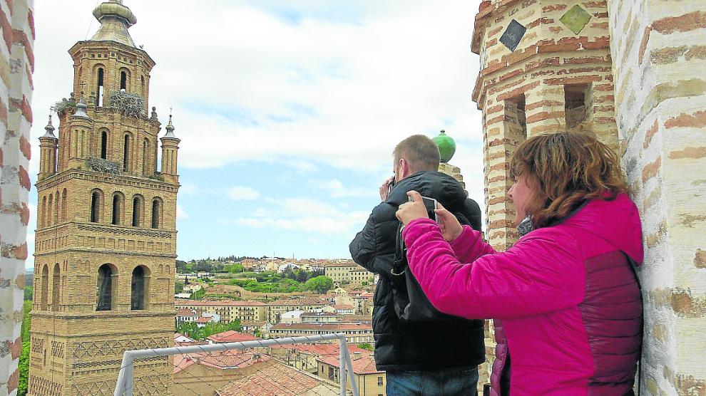 Periodistas locales captan fotografías desde lo alto del cimborrio de la catedral de Tarazona.