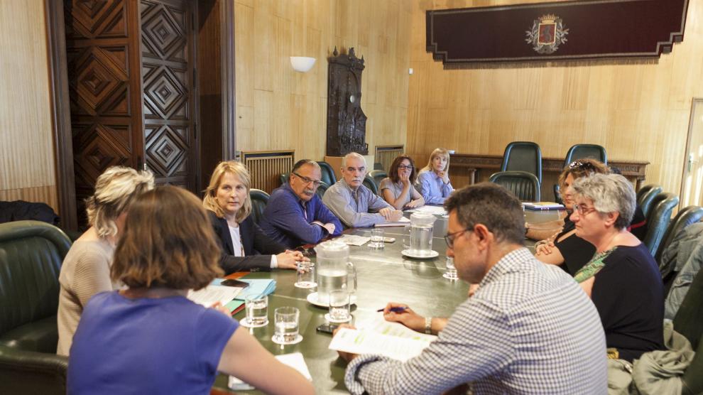 Reunión celebrada ayer en el Ayuntamiento de Zaragoza con los alcaldes de los barrios rurales afectados
