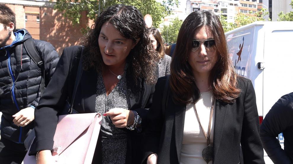 A la derecha, Clara Souto, una de las profesoras que denunció que su firma había sido falsificada.