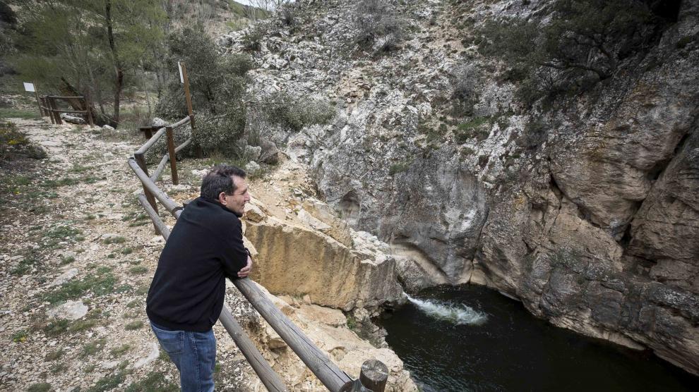 El alcalde Juan Ramón Cardo, en la zona remozada del barranco de la Hoz.