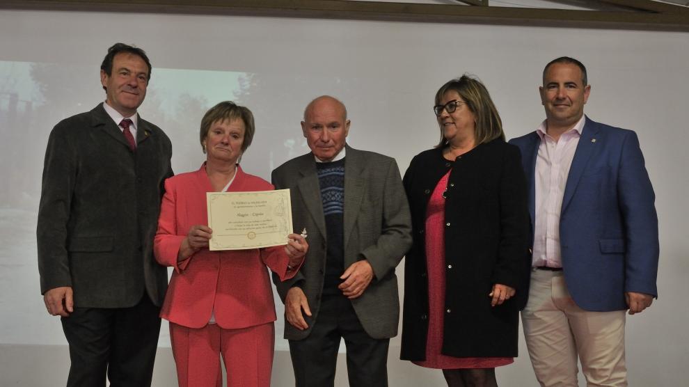 La familia Alagón Ciprés muestra su diploma como colonos junto al alcalde de Almudévar, Antonio Labarta, la vicepresidenta de la DPH, Elisa Sancho y  el diputado provincial Joaquín Monesma,