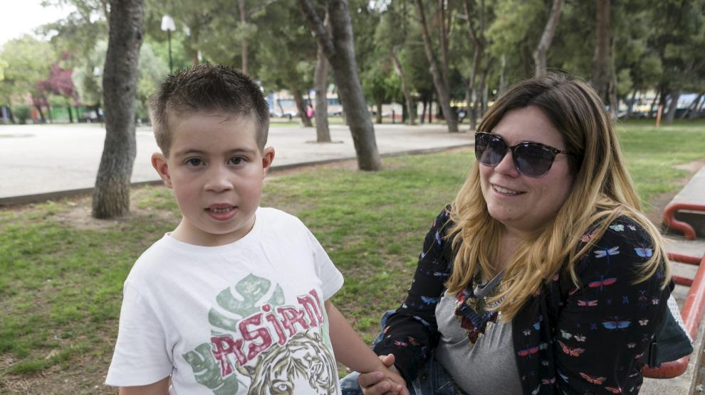 Sara Berdejo, con su hijo Quique, de 6 años, en María de Huerva, donde vive la familia.