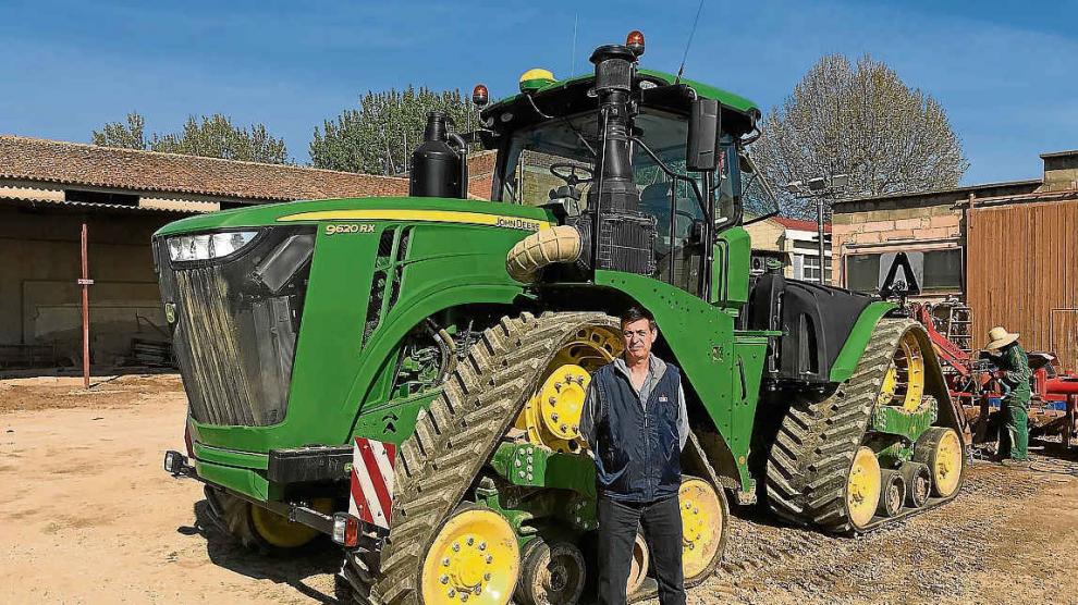 José María Pont, que dirige la empresa con su hermano Jaume, junto a su nuevo tractor.