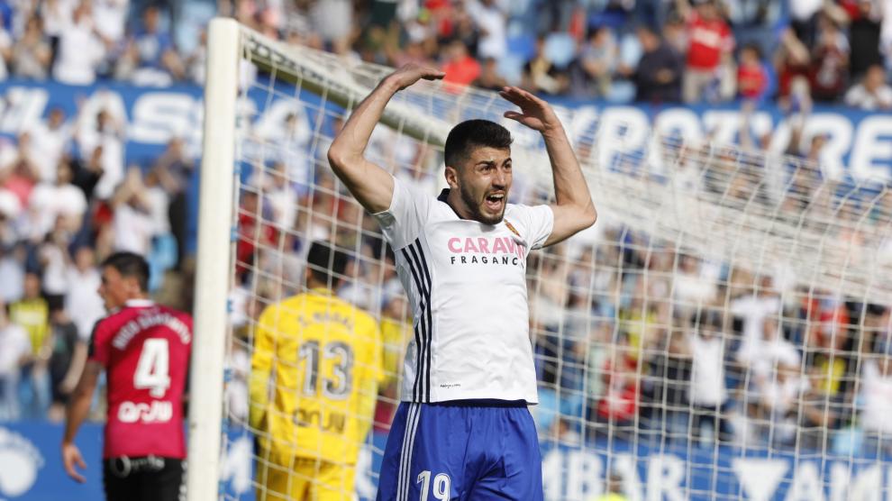 Papu celebra uno de sus goles al Albacete.