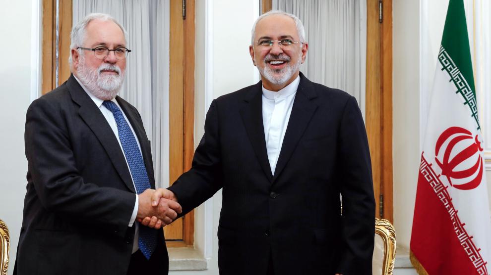 El comisario europeo de Energía y Acción Climática, Miguel Arias Cañete, junto al ministro de Exteriores iraní.