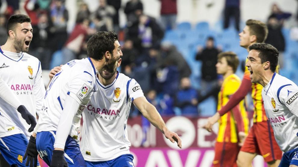 Borja Bastón, Pedro, Rico y Eldin Hadzic celebran uno de los cuatro goles en el 4-0 al Barcelona B logrados por el Real Zaragoza en febrero de 2015.