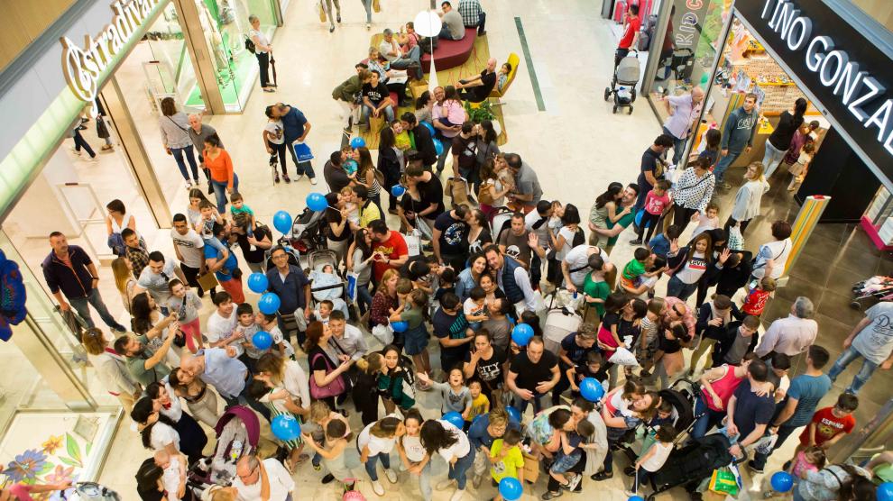 Momento del 'macro kissing' en Intu Puerto Venecia.