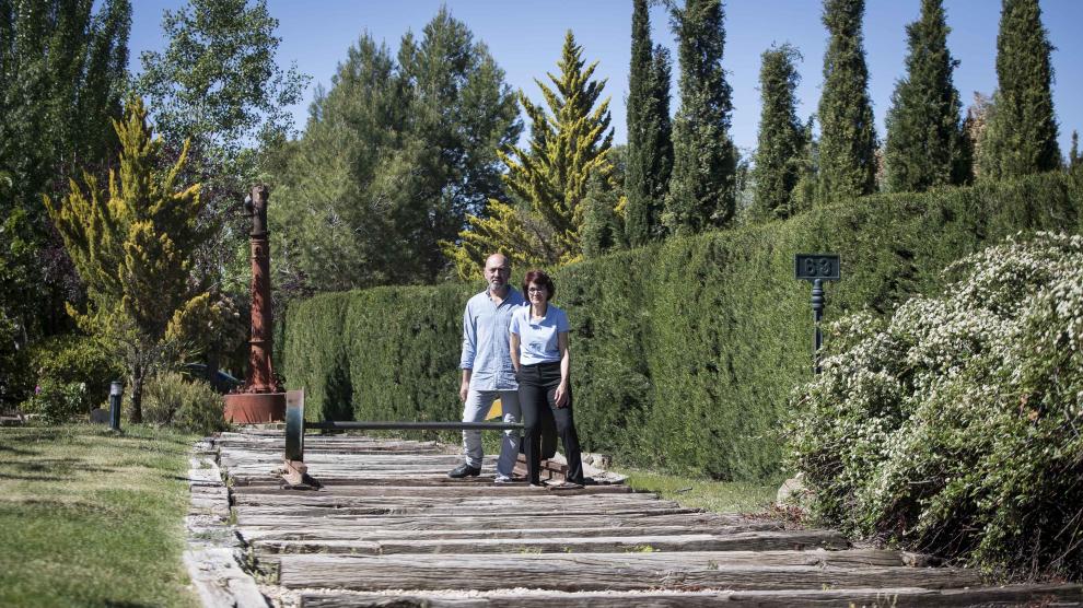 José Luis Guimera y Maruja Gerona, en los jardines 'ferroviarios' de la Parada del Compte.