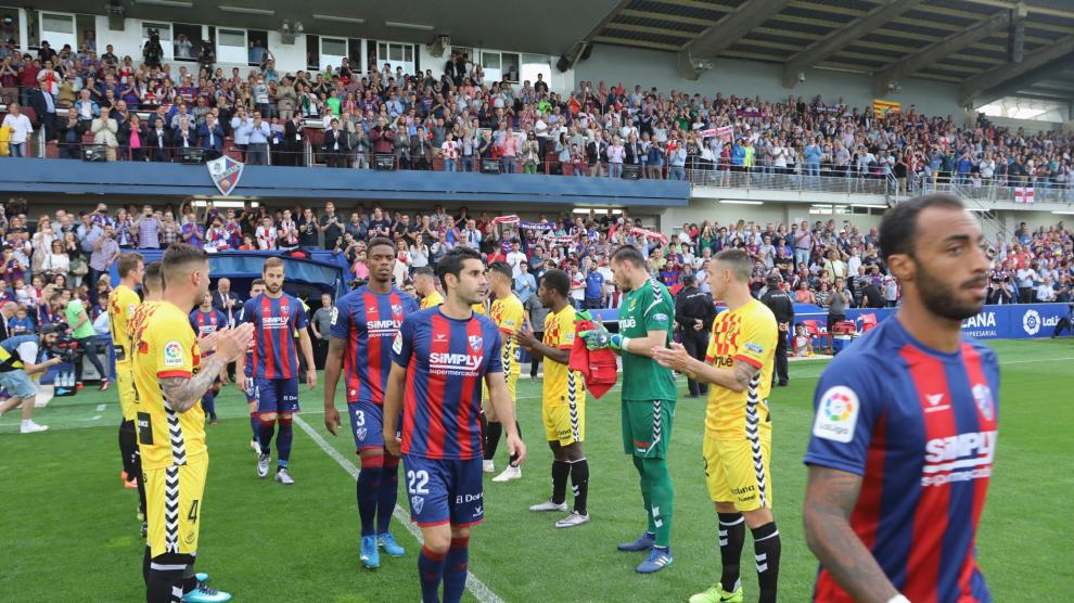 El Nástic hizo el pasillo al Huesca por su reciente ascenso.