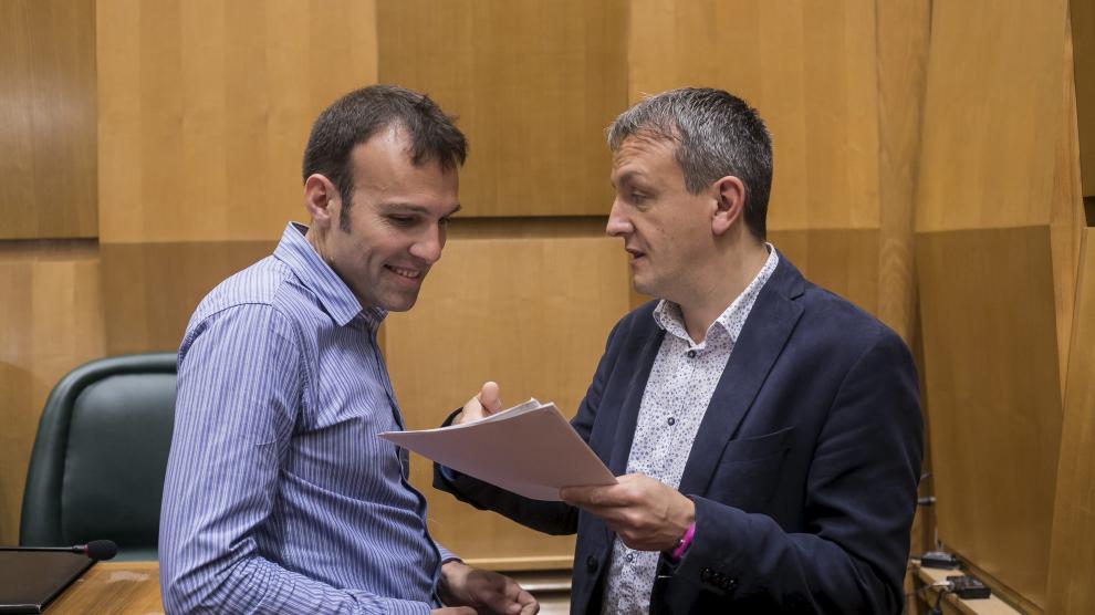 Pablo Muñoz y Fernando Rivarés, en el pleno municipal de este lunes.