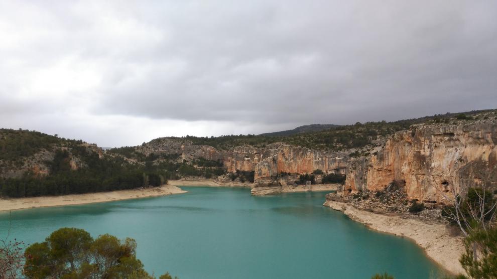 Imagen del embalse de Santolea, cuya agua almacenada permite regar los campos del Bajo Aragón.