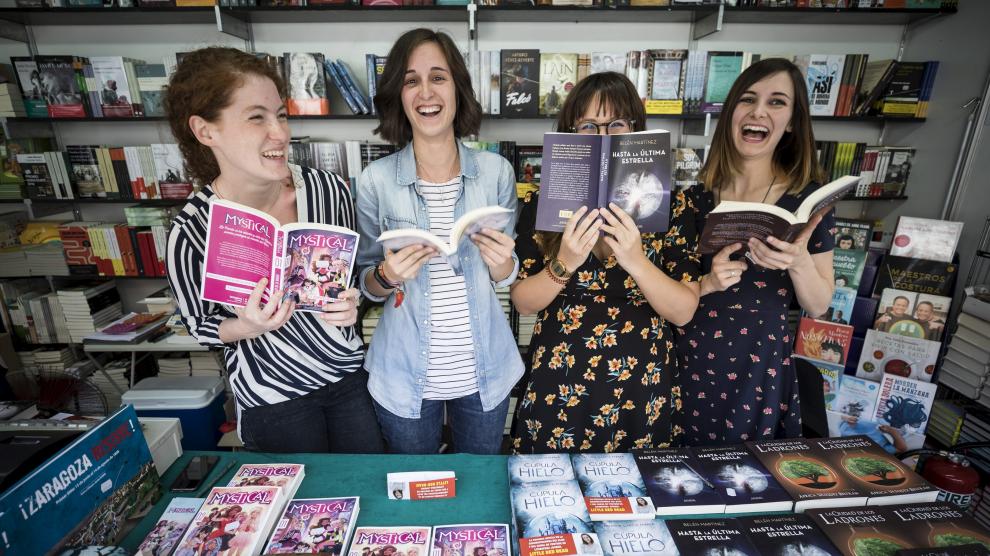 De izquierda a derecha, las autoras Marta Álvarez, Patricia García, Belén Martínez y África Vázquez, ayer en la feria del libro.