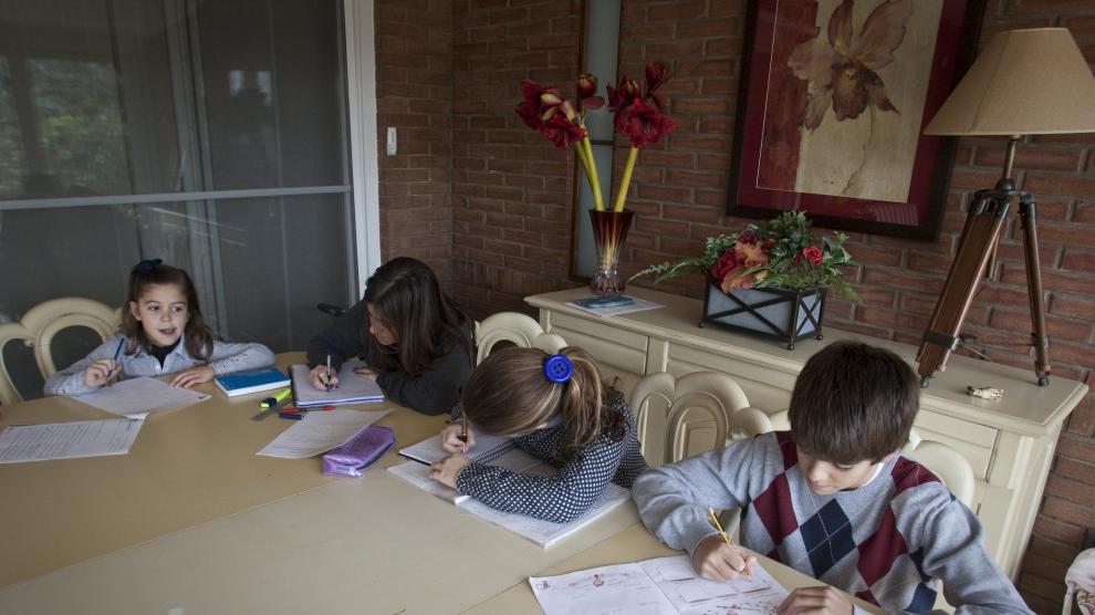 Foto de archivo de niños haciendo los deberes en familia