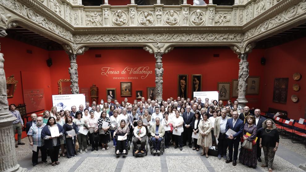 Foto de familia con todas las entidades de la provincia de Zaragoza que han participado este martes en la firma de los convenios en el Patio de la Infanta.