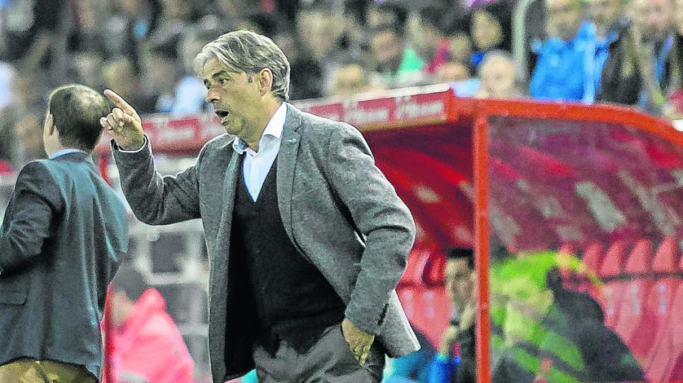 Natxo González da órdenes a sus jugadores durante el partido.