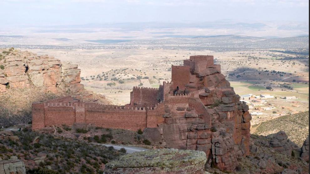 El castillo de Peracense, la fortaleza más emblemática de Teruel se confunde con la roca.