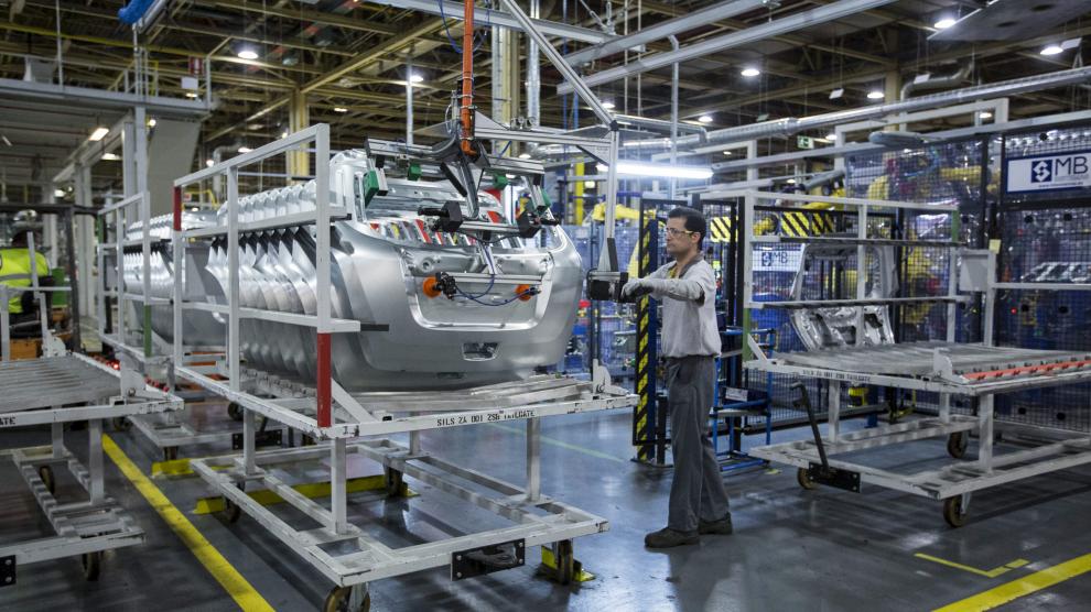 Un operario trabajando en la cadena de montaje de la factoría zaragozana de Opel en Figueruelas