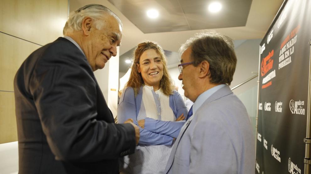El presidente de Ayuda en Acción, Jaime Montalvo; la delegada de la oenegé en Aragón, Rocío Palá y el Justicia de Aragón, Ángel Dolado.