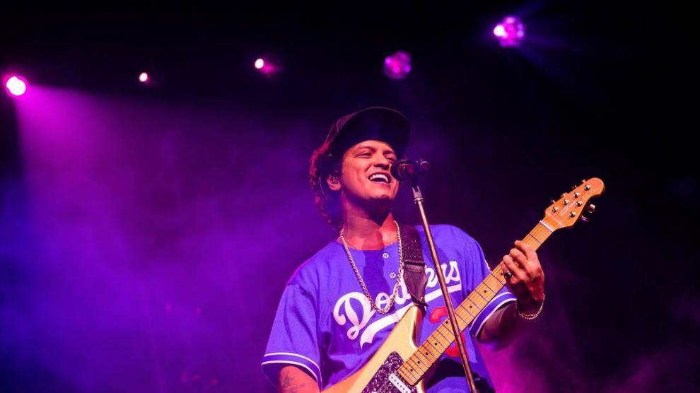 Mars sobre el escenario con una camiseta de Los Angeles Dodgers