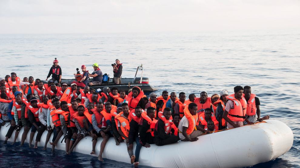 Fotografía cedida por la ONG alemana Mission Lifeline que muestra a varios inmigrantes rescatados en aguas internacionales del Mediterráneo a bordo del barco holandés Lifeline